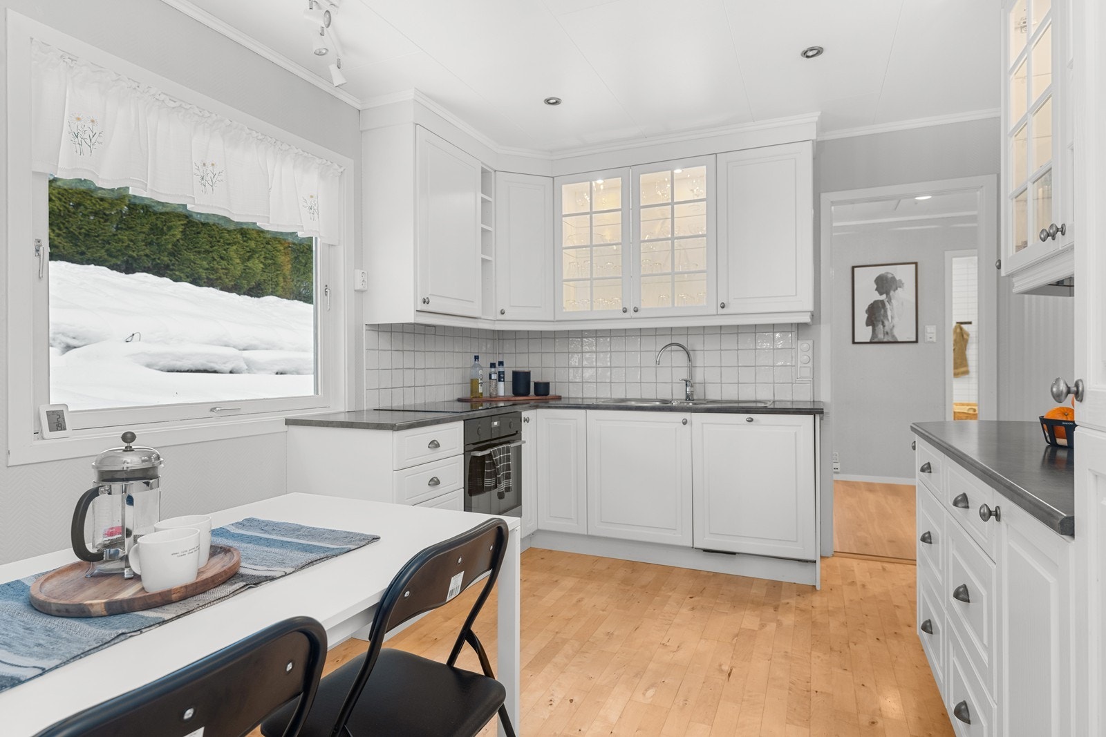 Lys og nøytral kjøkkeninnredning med god skapplass Galleribilde