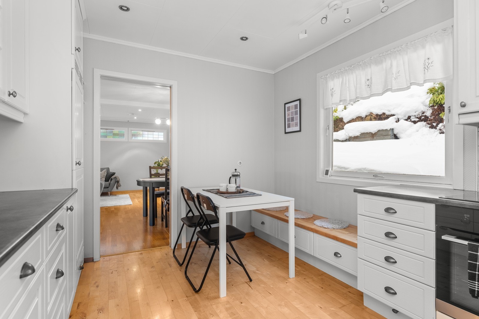 Kjøkkeninnredning fra Strai med integrerte hvitevarer Galleribilde