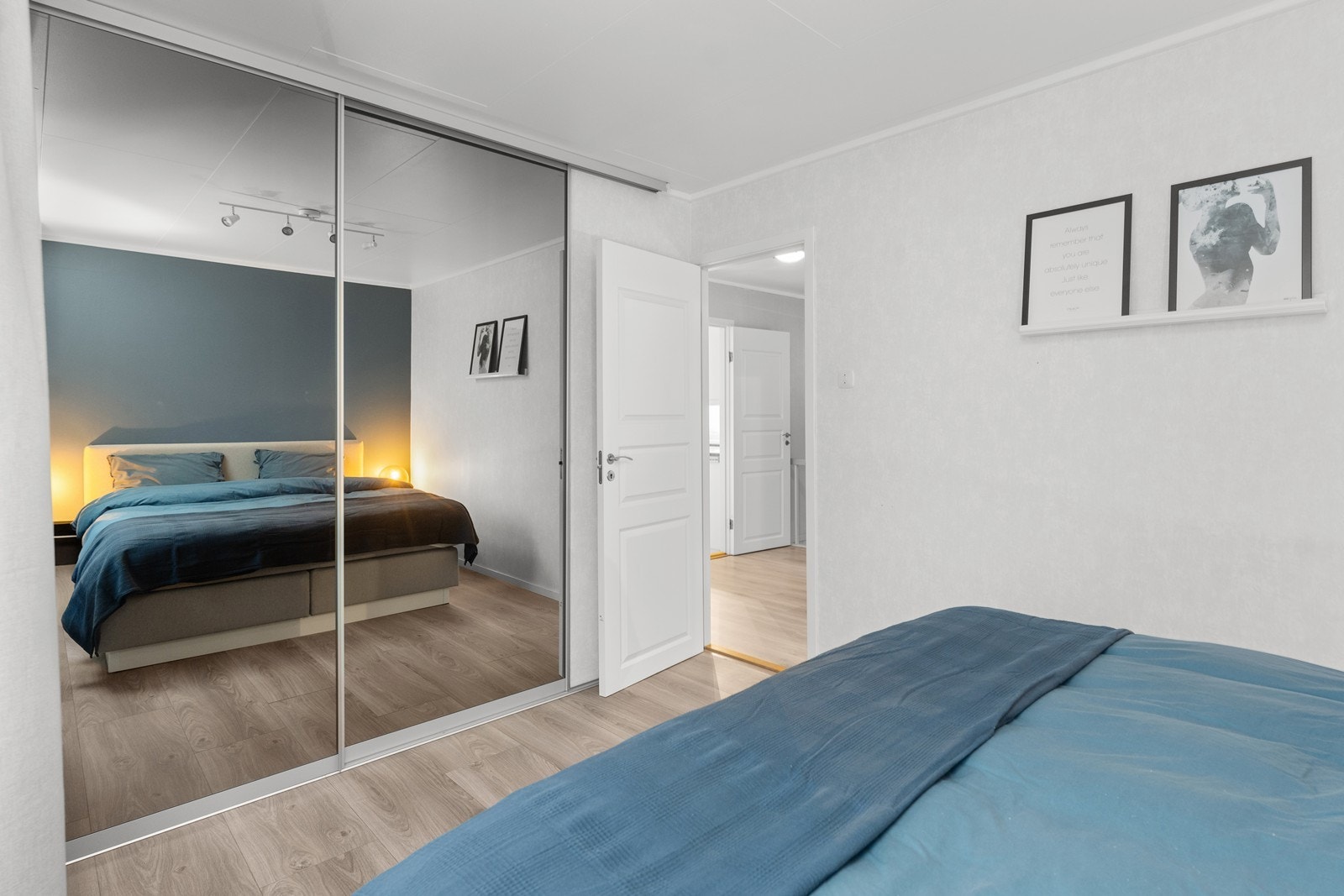 Romslig skyvedørsgarderobe på hovedsoverom Galleribilde