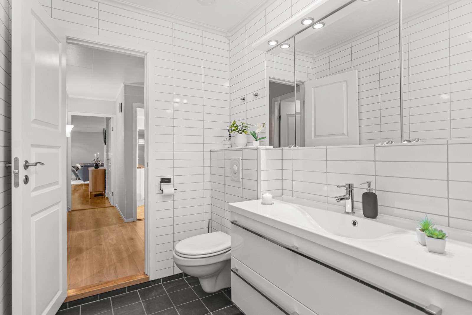 Bad med servant, wc og dusjkabinett Galleribilde