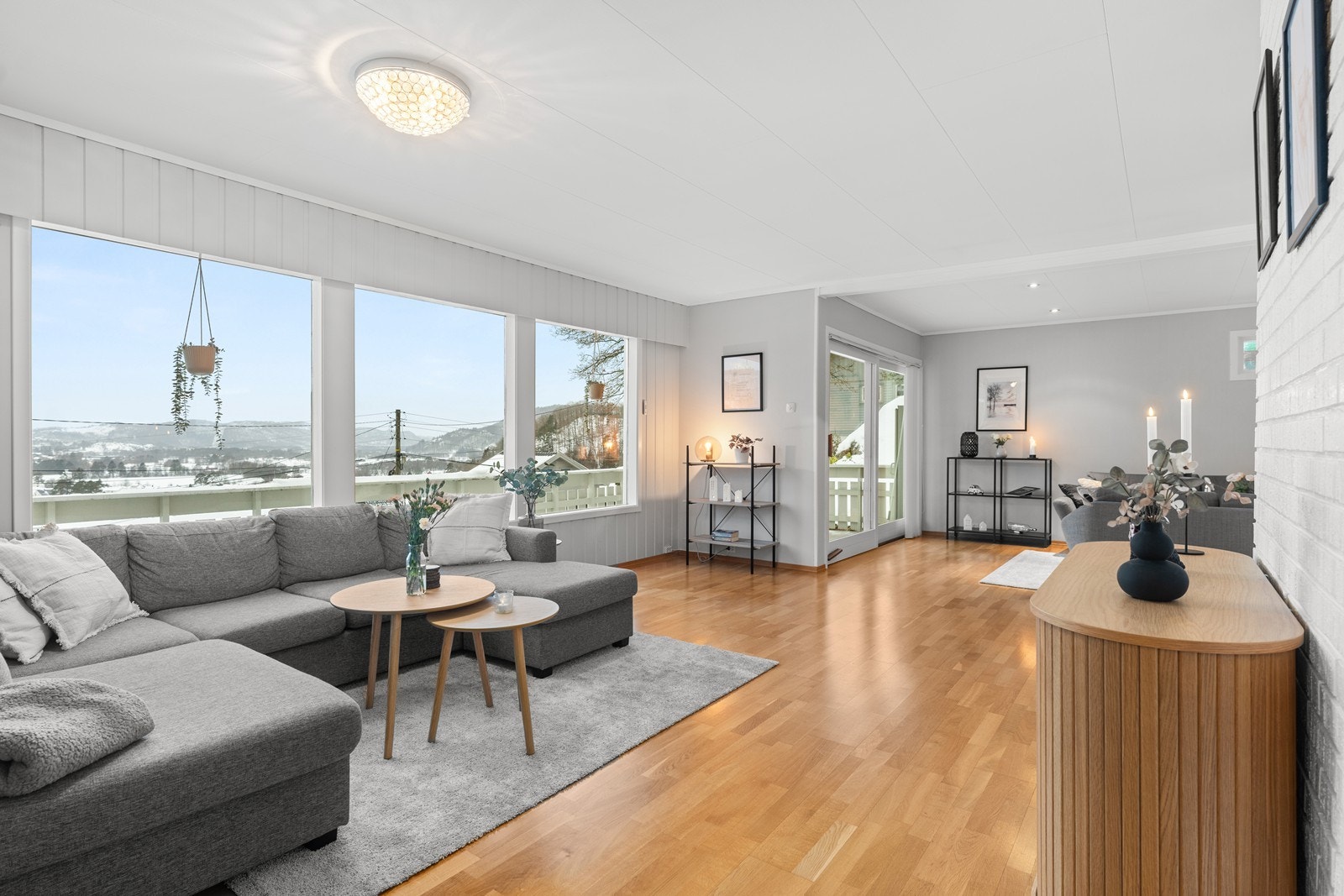 Store vindusflater som slipper inn mye naturlig lys Galleribilde