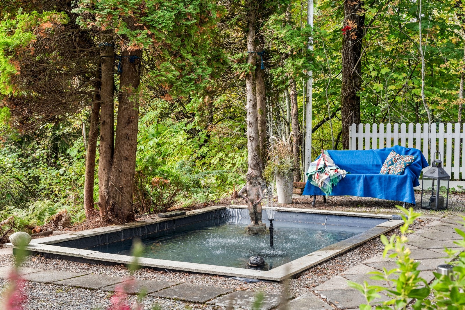 Ved inngangspartiet har man en tiltalende dam Galleribilde