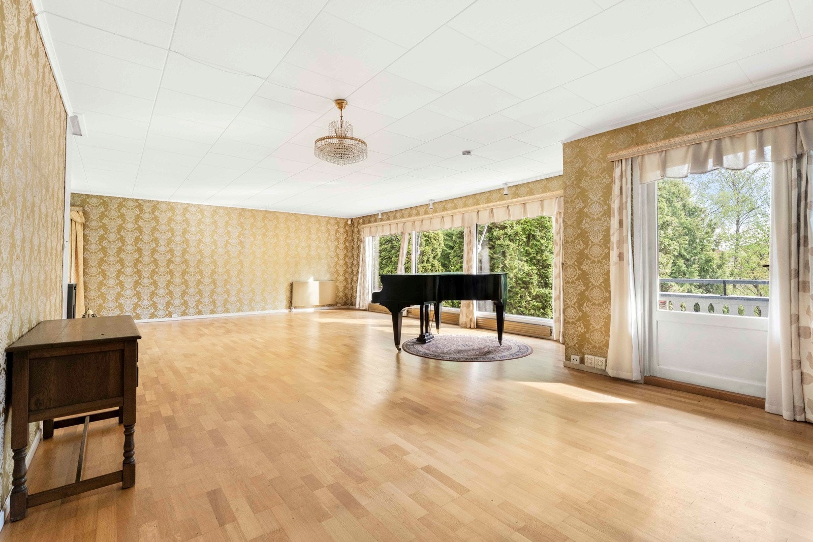 Store vindusflater med rikelig lys og utsikt over grøntarealer Galleribilde