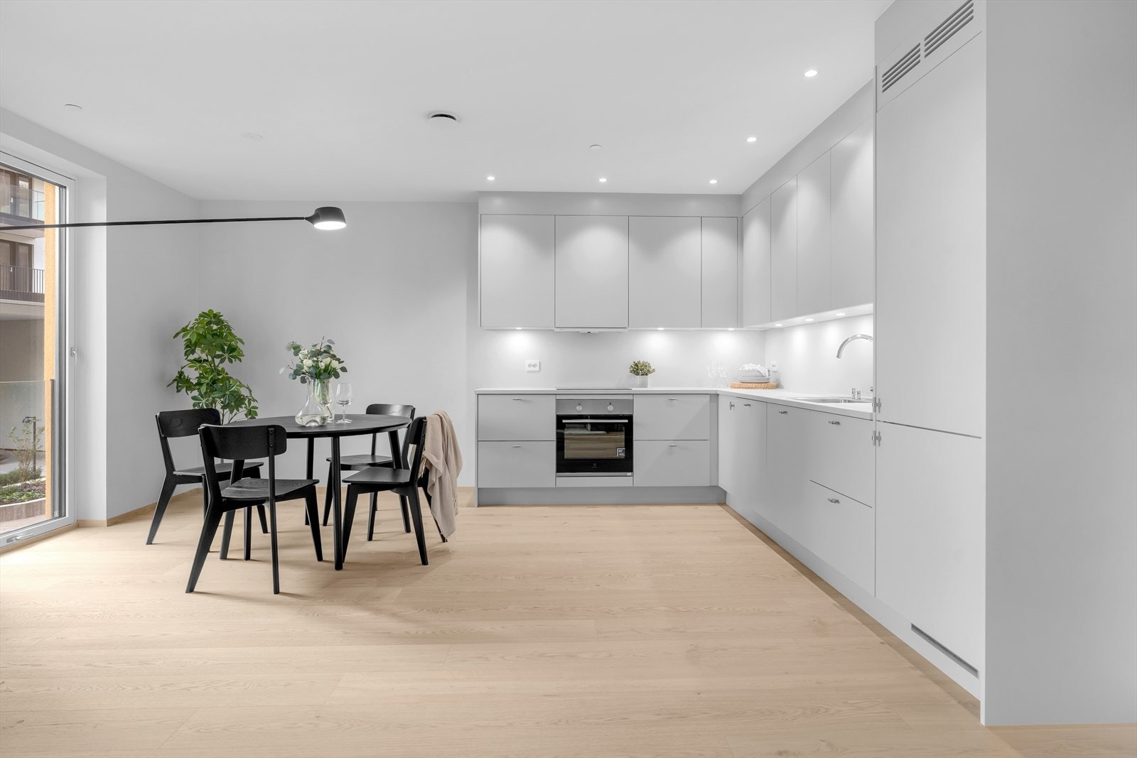 Pent Strai kjøkken med integrerte hvitevarer Galleribilde