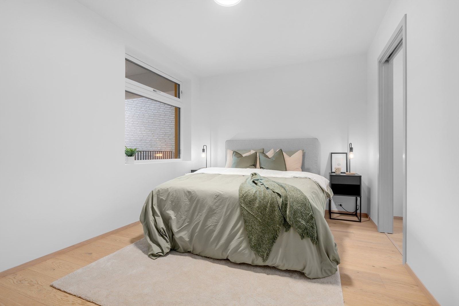 Romslig hovedsoverom med inngang til walk-in-closet og eget baderom Galleribilde