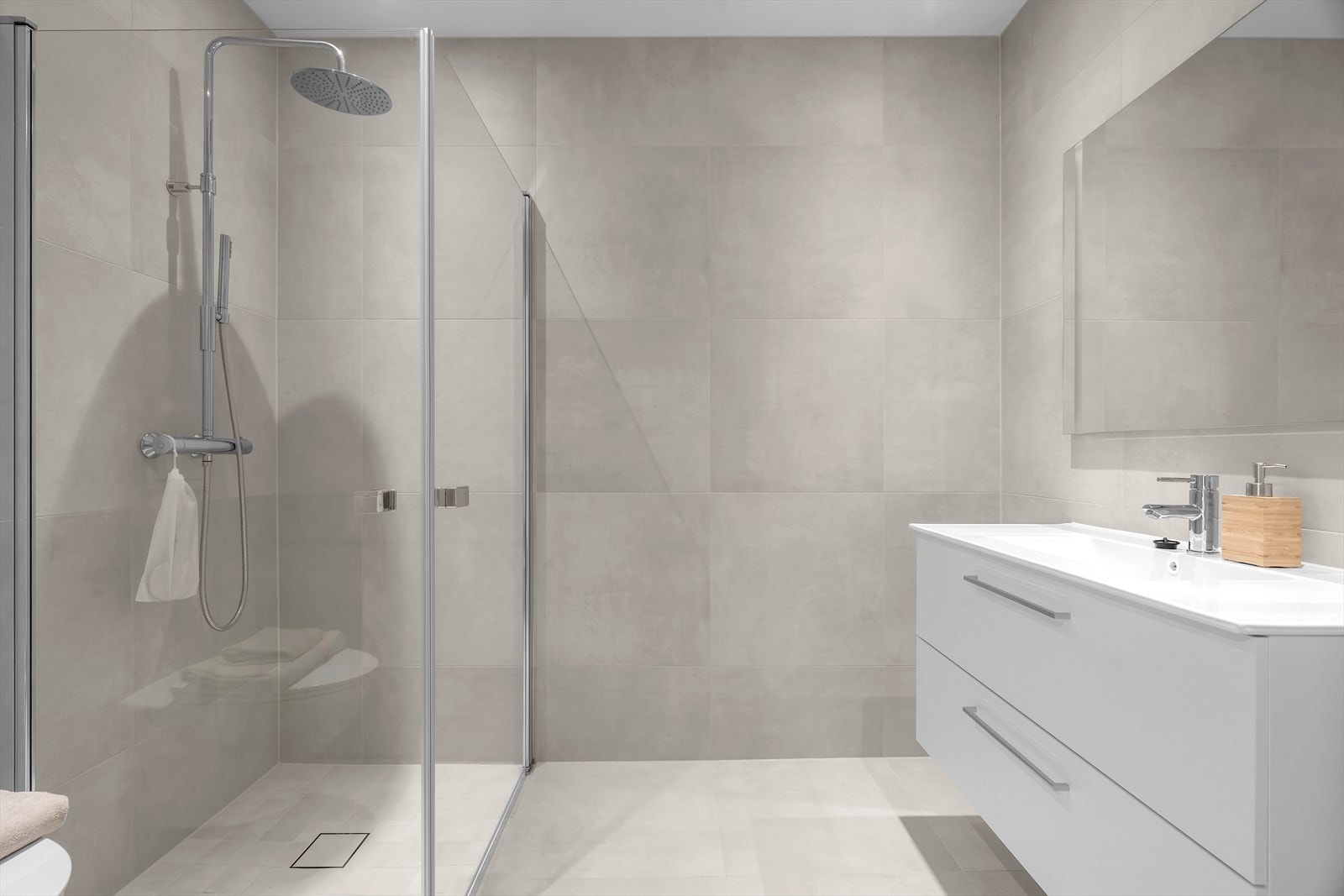 Flott bad i tilknytning til hovedsoverom Galleribilde