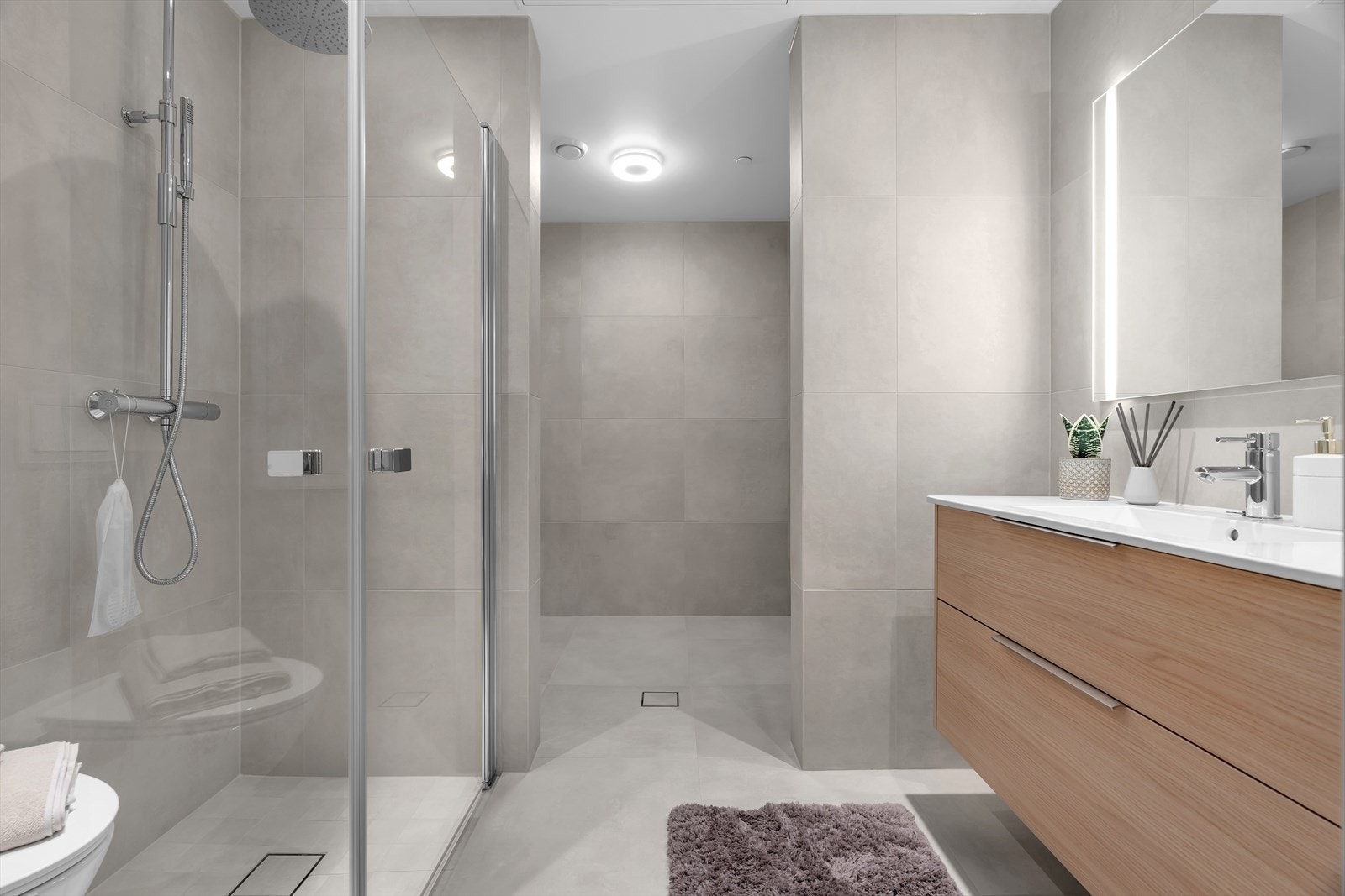 Baderom med praktisk nisje for vaskerom Galleribilde