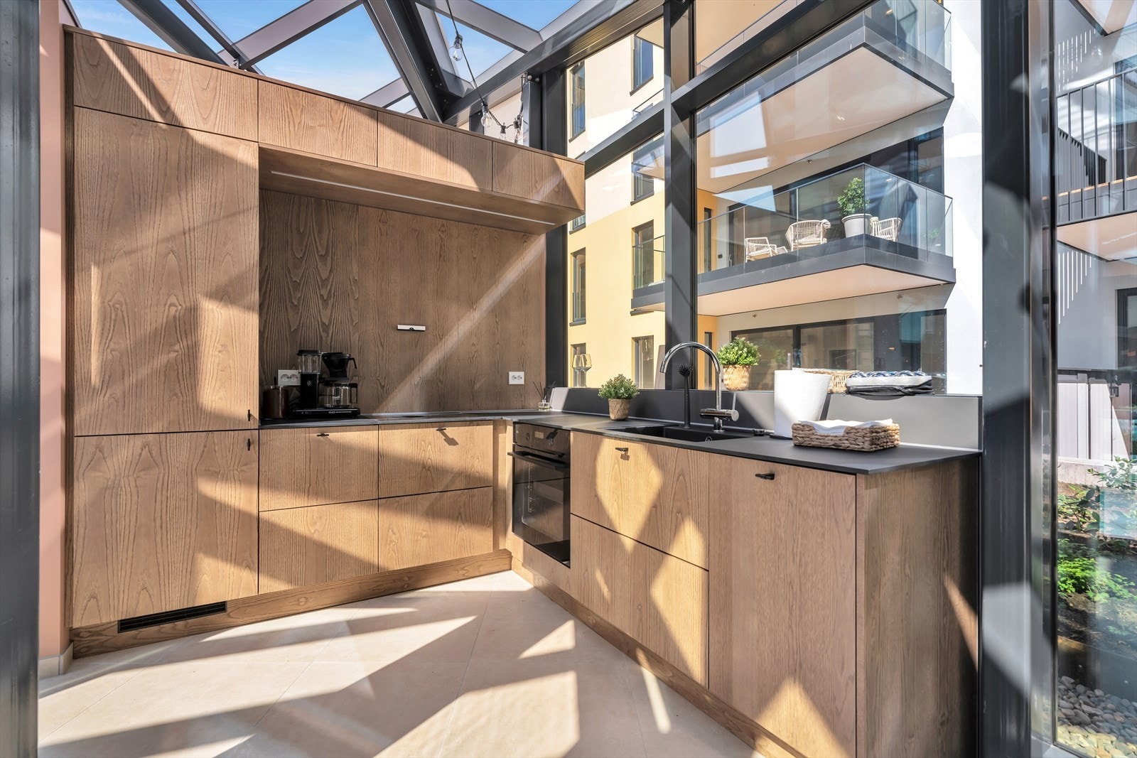 Glasshuset har et pent kjøkken Galleribilde