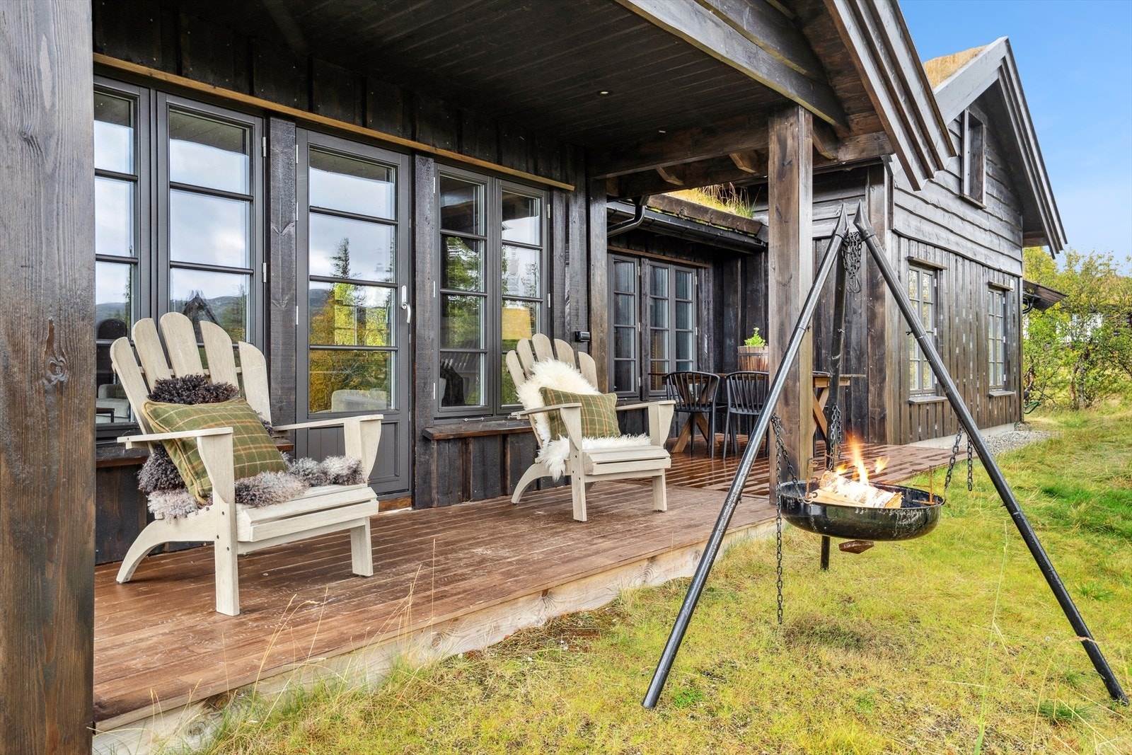 Herlig uteplass som er delvis overbygget. Galleribilde