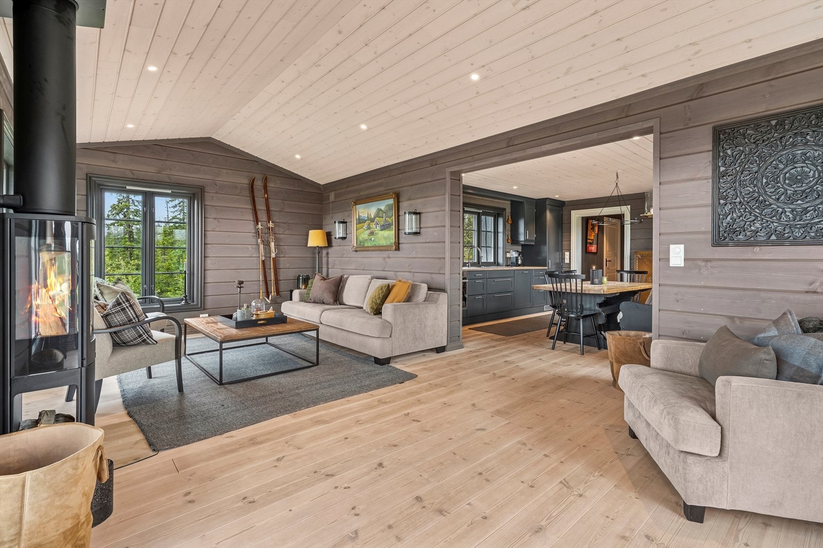 Åpen løsning mellom stue- og kjøkken gir luftig og romslig inntrykk. Galleribilde