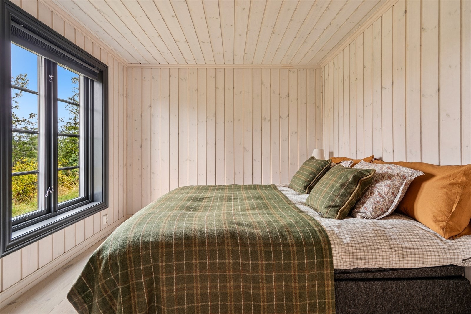 Hytta har tre soverom. Hovedsoverom med plass til dobbeltseng. Her har du flott utsikt. Galleribilde