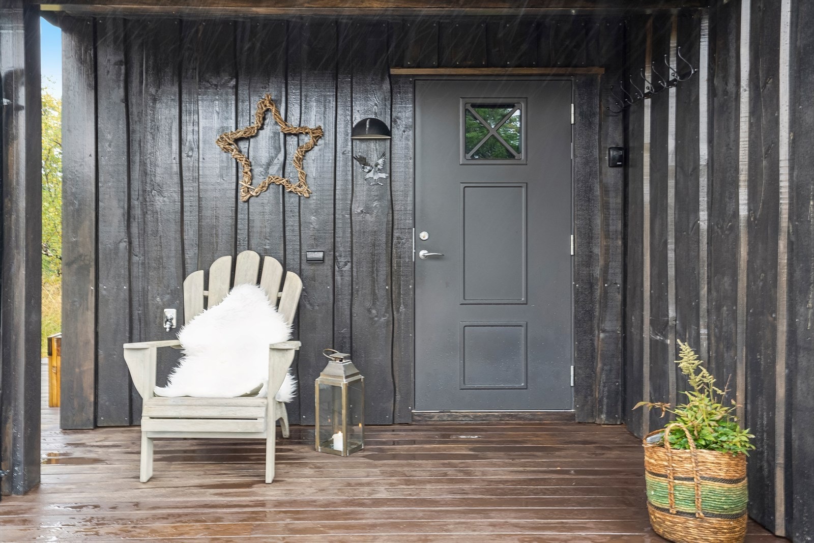 Praktisk overbygget inngangsparti. Galleribilde