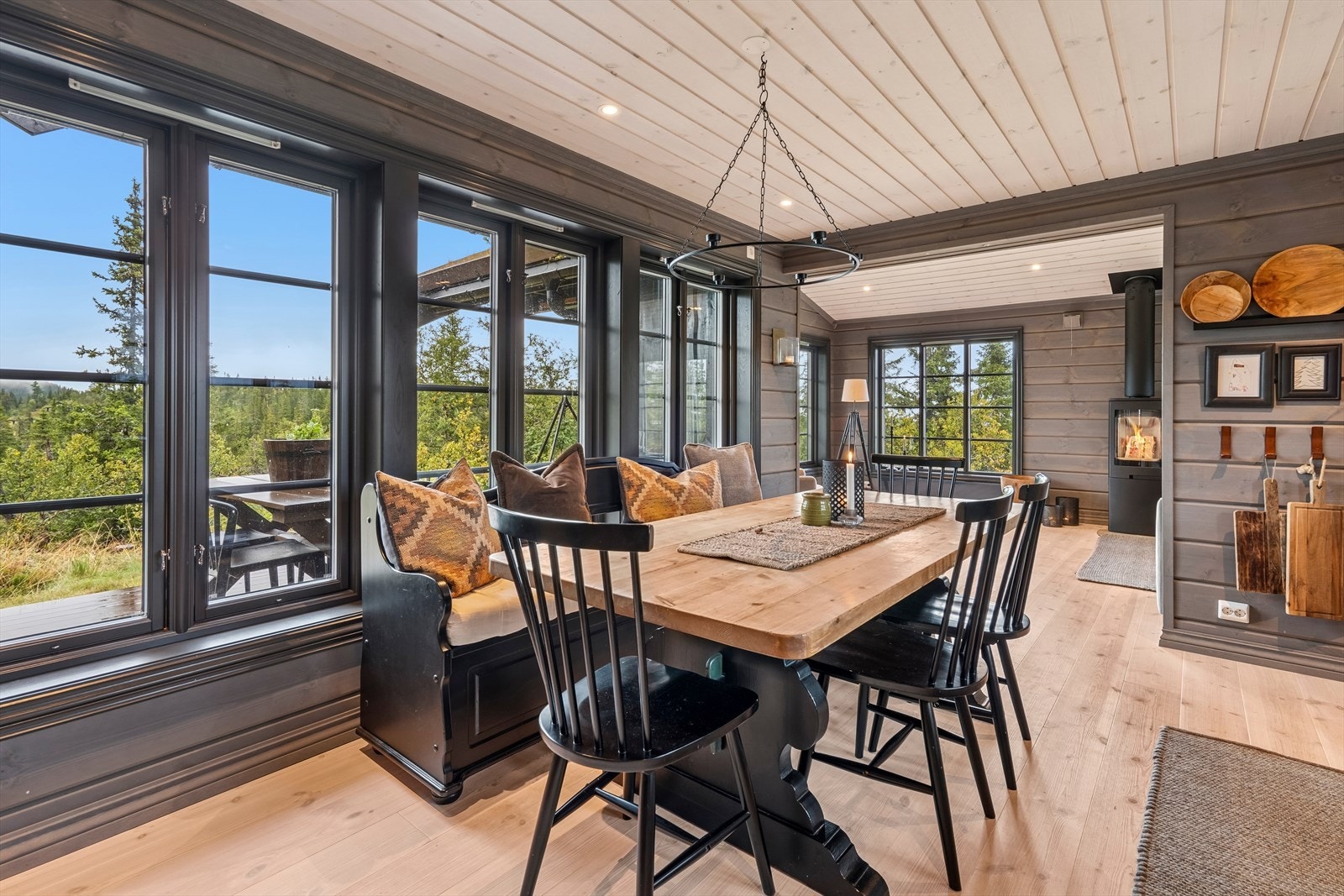 Her er det også store vindusflater, slik at du kan nyte den flotte naturen utenfor. Galleribilde