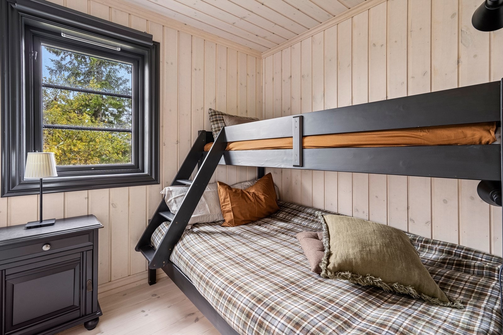 De to øvrige soverommene er innredet med praktiske familiekøyer. Galleribilde