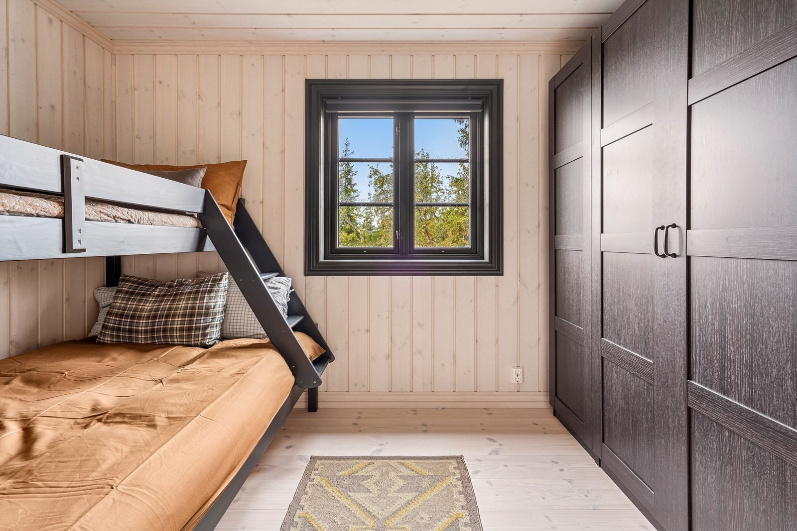 Soverommet har god skapplass. Galleribilde