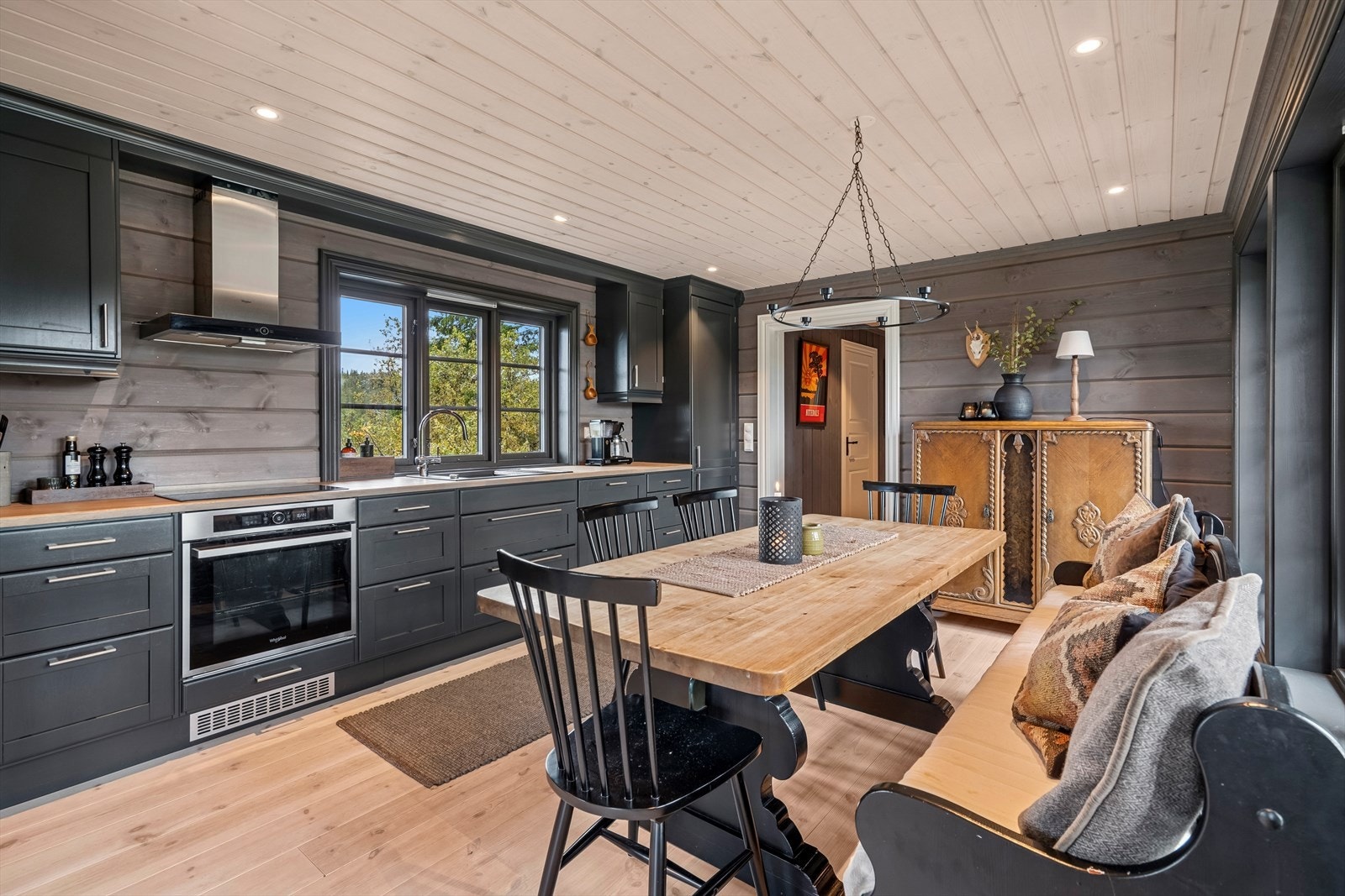 Kjøkkeninnredning fra Kistefos Møbler, med profilerte fronter og benkeplate av heltre. Galleribilde