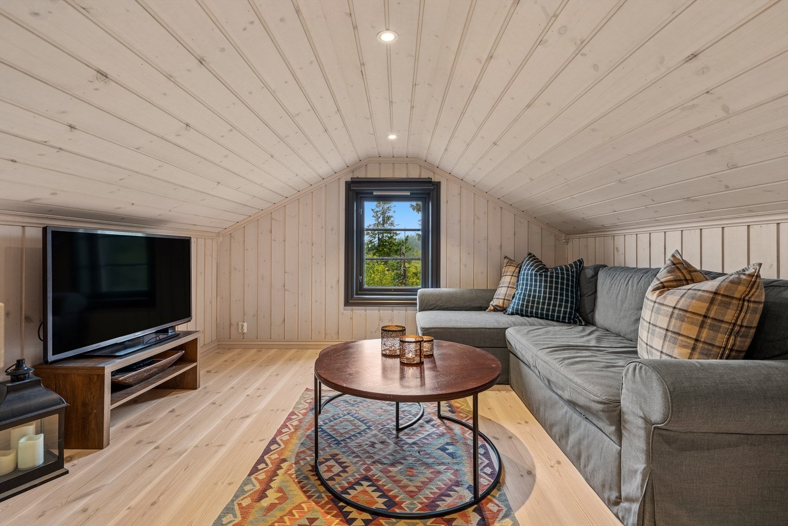 Stor hems med god plass til spill og lek. Galleribilde