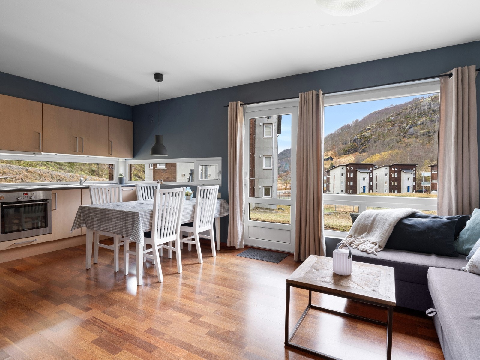 Åpen stue/ kjøkken løsning. Galleribilde