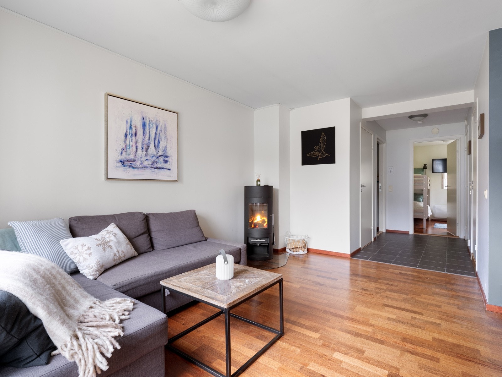 Stue med vedovn. Galleribilde