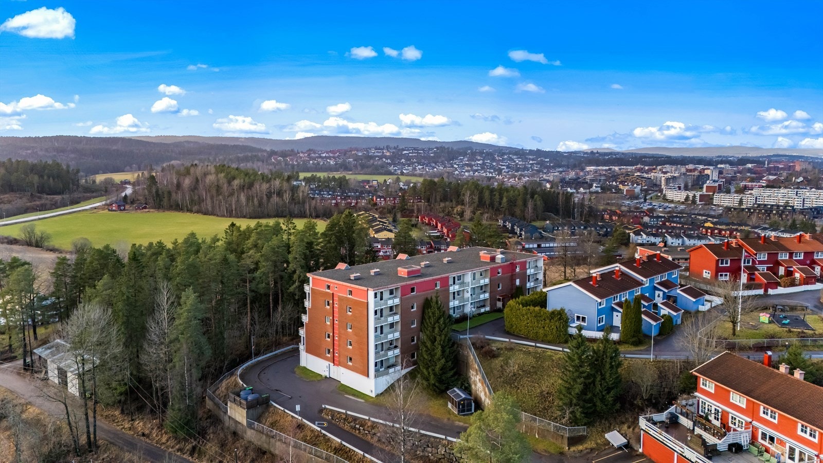 Området har nærhet til skoler, barnehager, offentlig kommunikasjon og et rikt utvalg av fasiliteter. Galleribilde