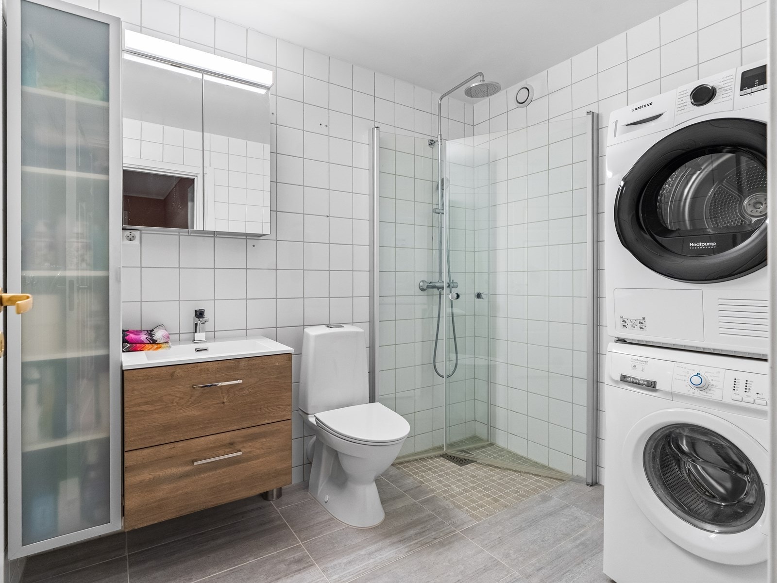Leiligheten har to bad. Hovedbadet har inngang fra entréen, og har dusjhjørne, toalett, opplegg for vaskemaskin samt servant med underskuffer. Galleribilde