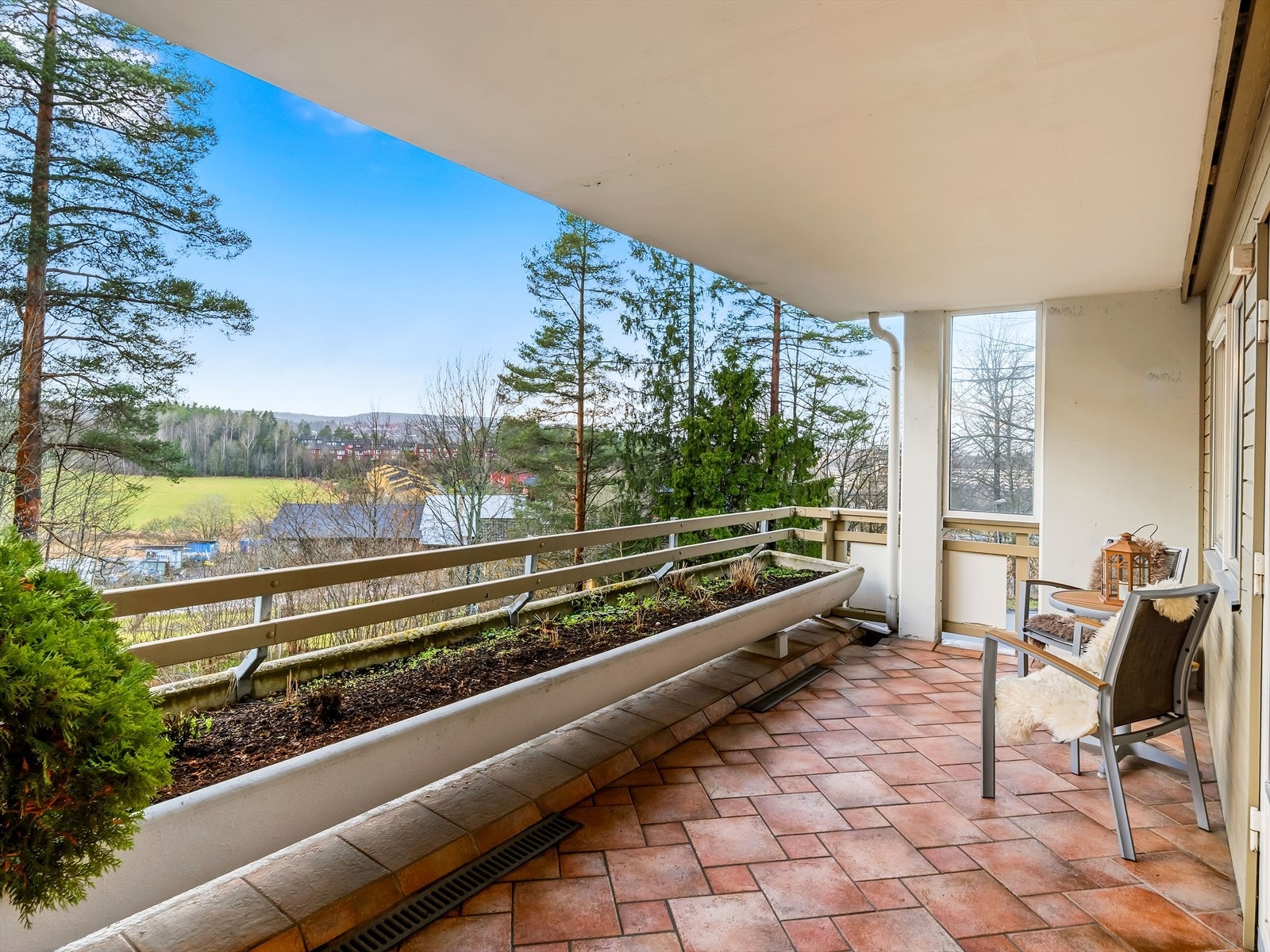 Dette er en romslig og innholdsrik endeleilighet med idyllisk beliggenhet. Galleribilde