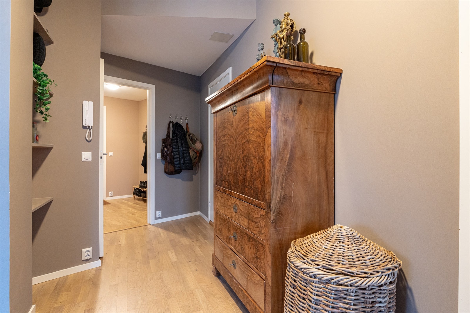 Her er det rikelig med plass til å henge fra seg jakker og sette fra seg sko. Galleribilde