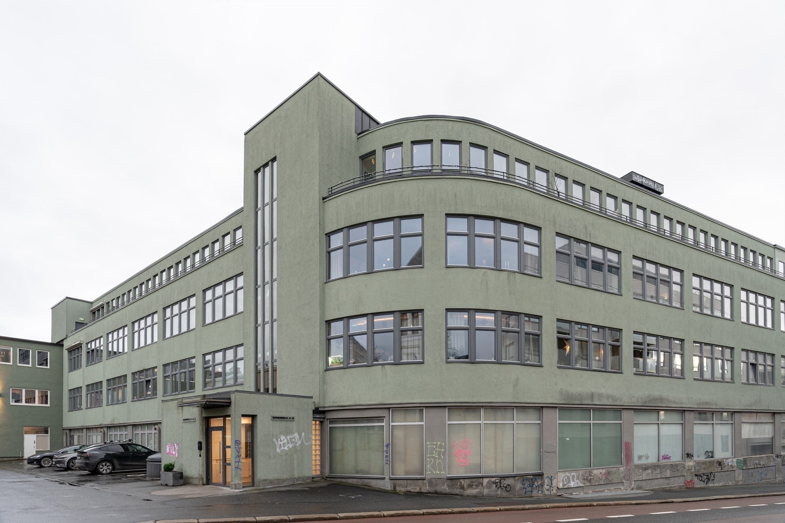 Leiligheten har en populær beliggenhet midt på Torshov, et nabolag kjent for sitt levende miljø og kombinasjonen av urbant byliv og flotte grøntområder. Galleribilde