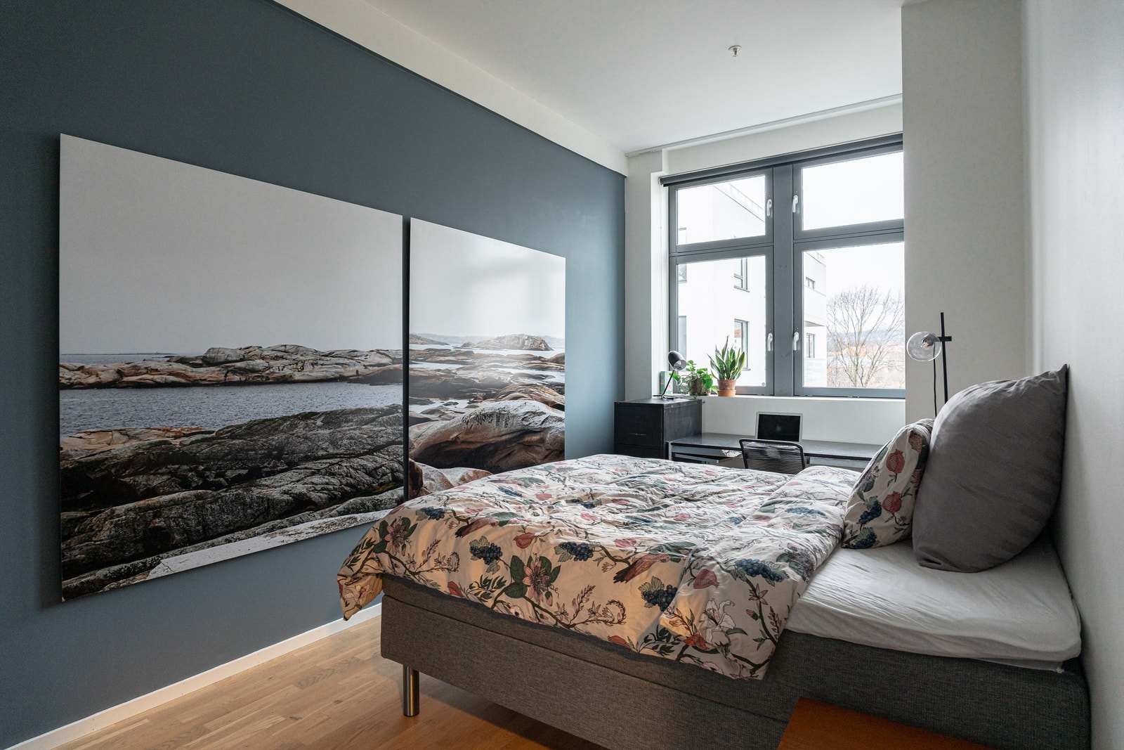 Leilighetens hovedsoverom er stort og har god plass til dobbeltseng med tilhørende møblement. Galleribilde