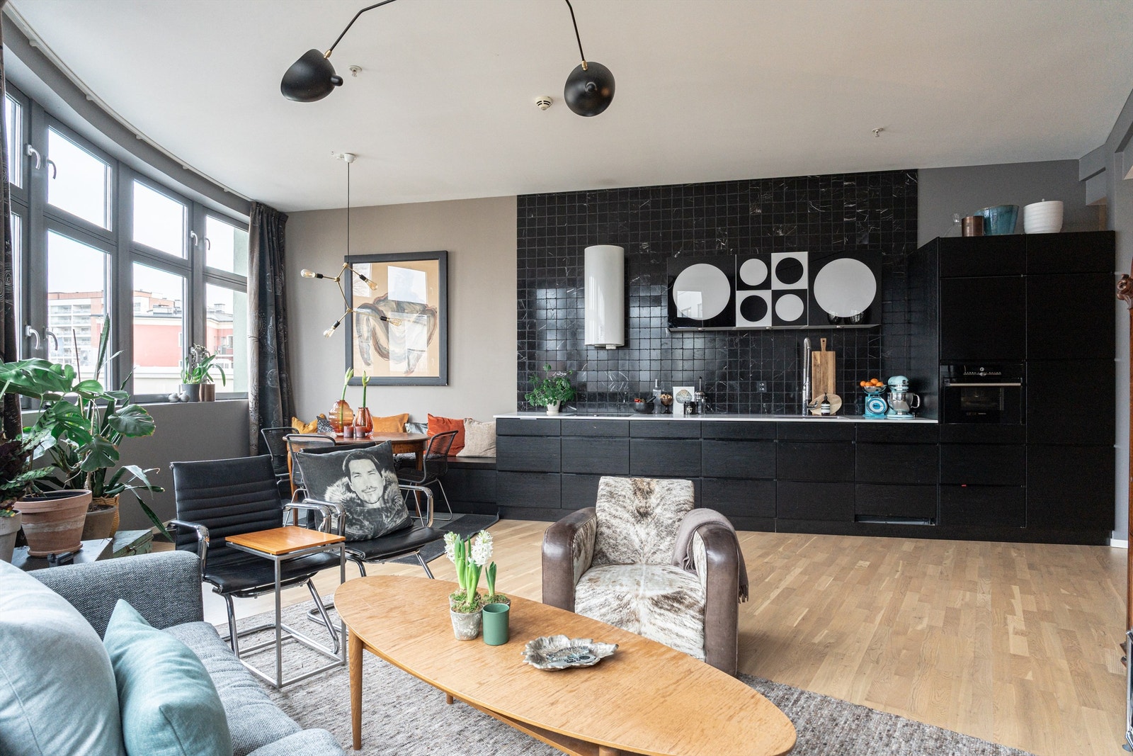 Bygget ble bygget om fra næringslokaler til leiligheter i 2013 og har store vindusflater som gir mye naturlig lys. Galleribilde