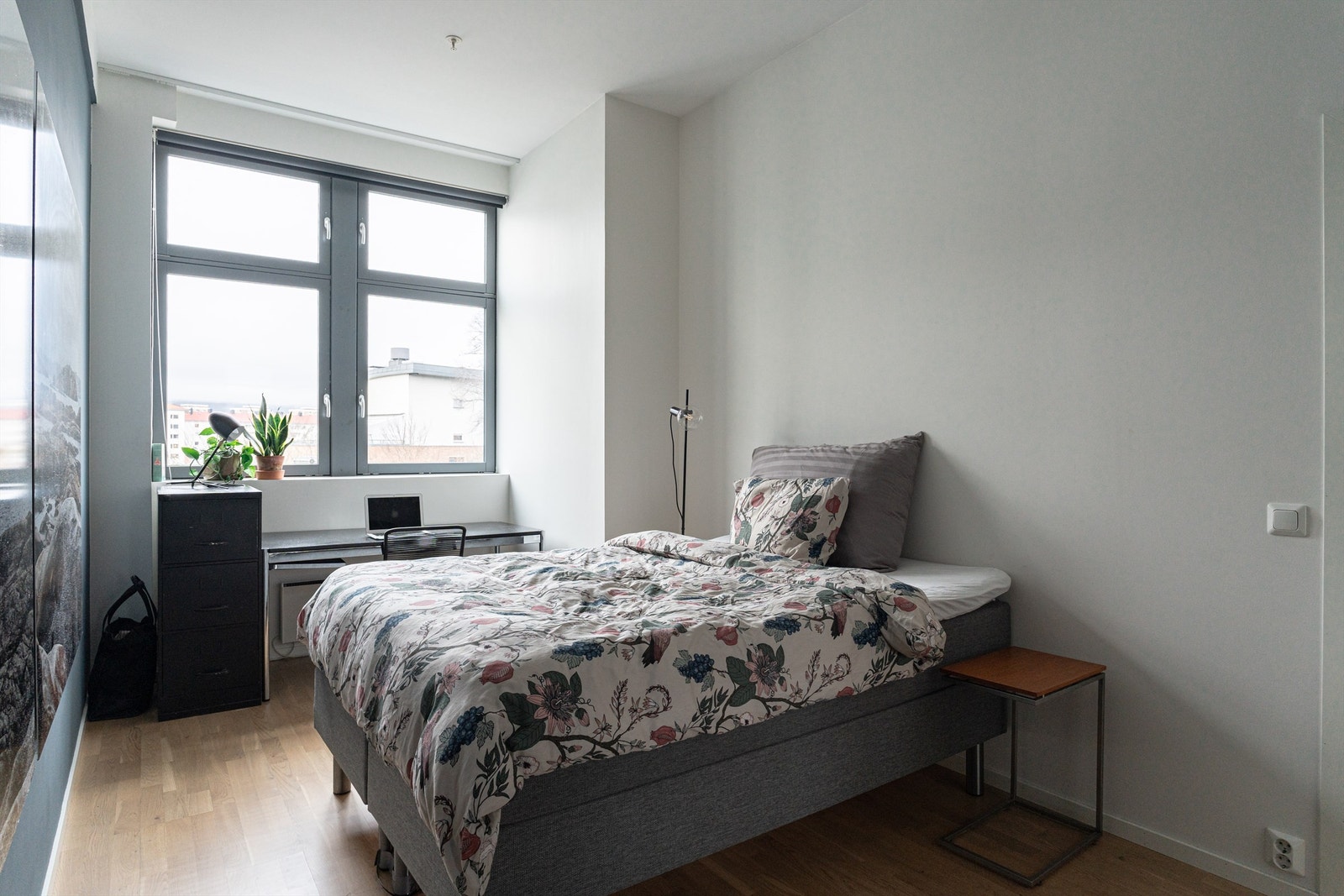 Det store vinduet sørger for mye naturlig lys på rommet. Galleribilde