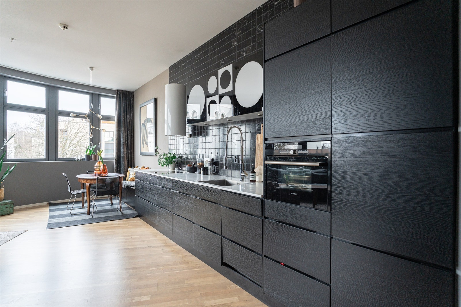 Kjøkkenet er utstyrt med integrerte hvitevarer som induksjonskoketopp, innebygd stekeovn i høyskap, oppvaskmaskin kjøleskap med fryser. Galleribilde