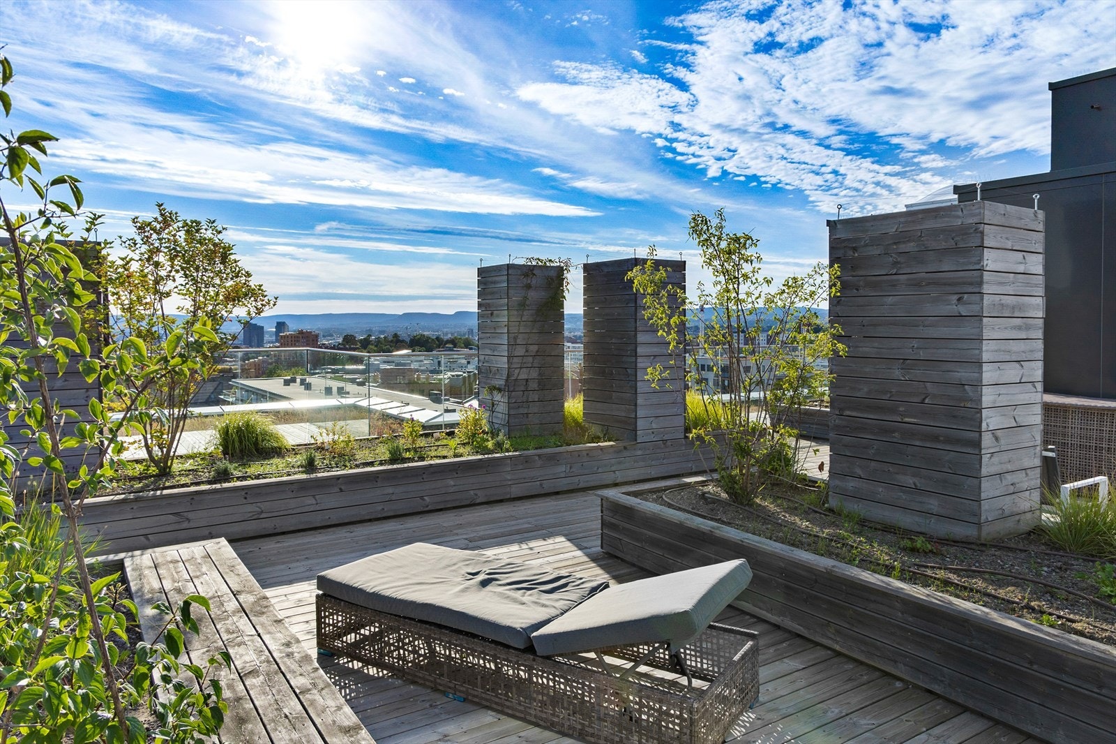 Sommerbildene er tatt fra et tidligere salg og er ment å illustrere typisk utsikt og sommerstemning. Leiligheten har tilgang til en tilsvarende takterrasse i eget bygg, som kan avvike noe fra bildene Galleribilde