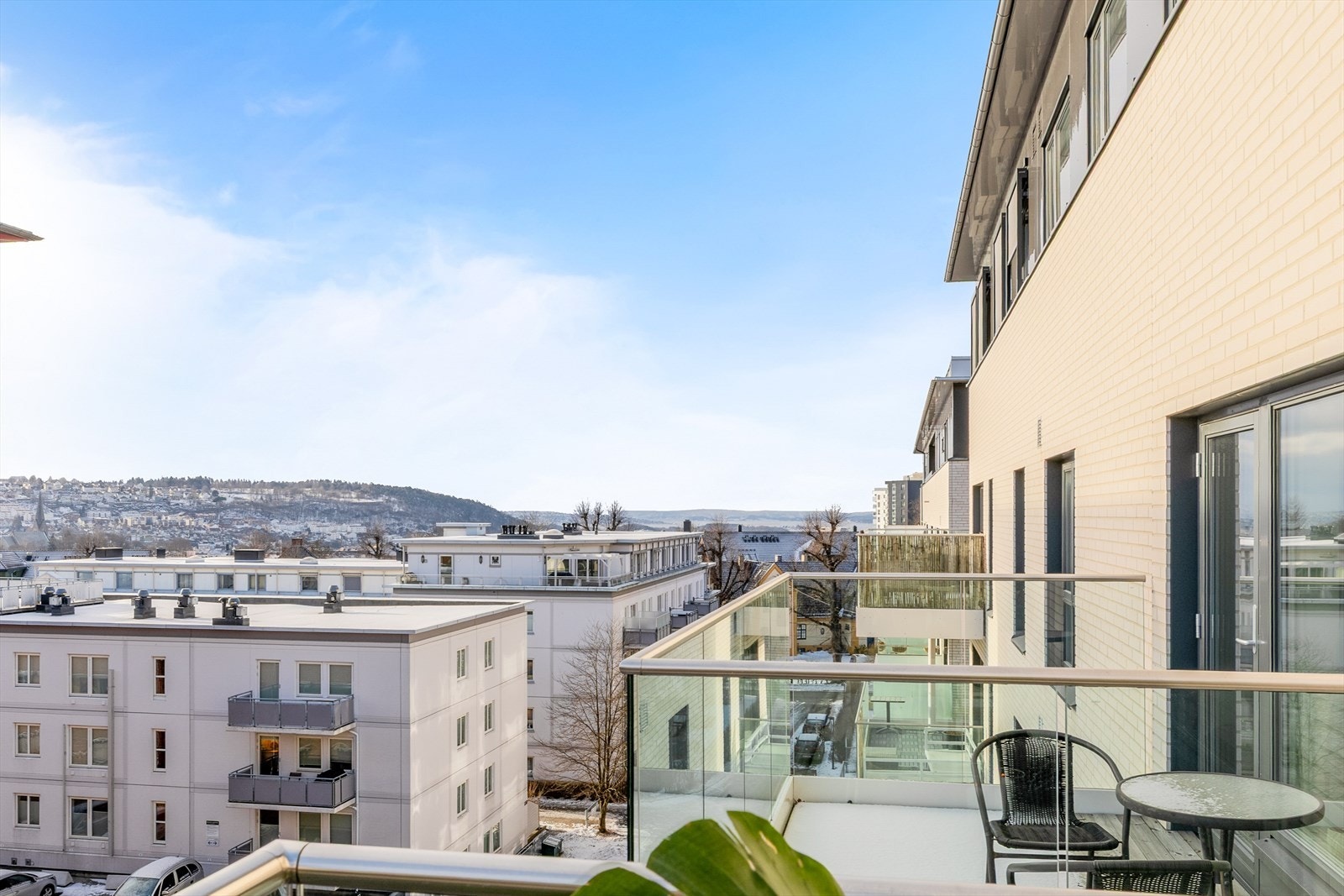 Fra leilighetens private balkong får du nydelig utsikt/kan nyte en flott utsikt utover Oslofjorden og Ekebergåsen Galleribilde