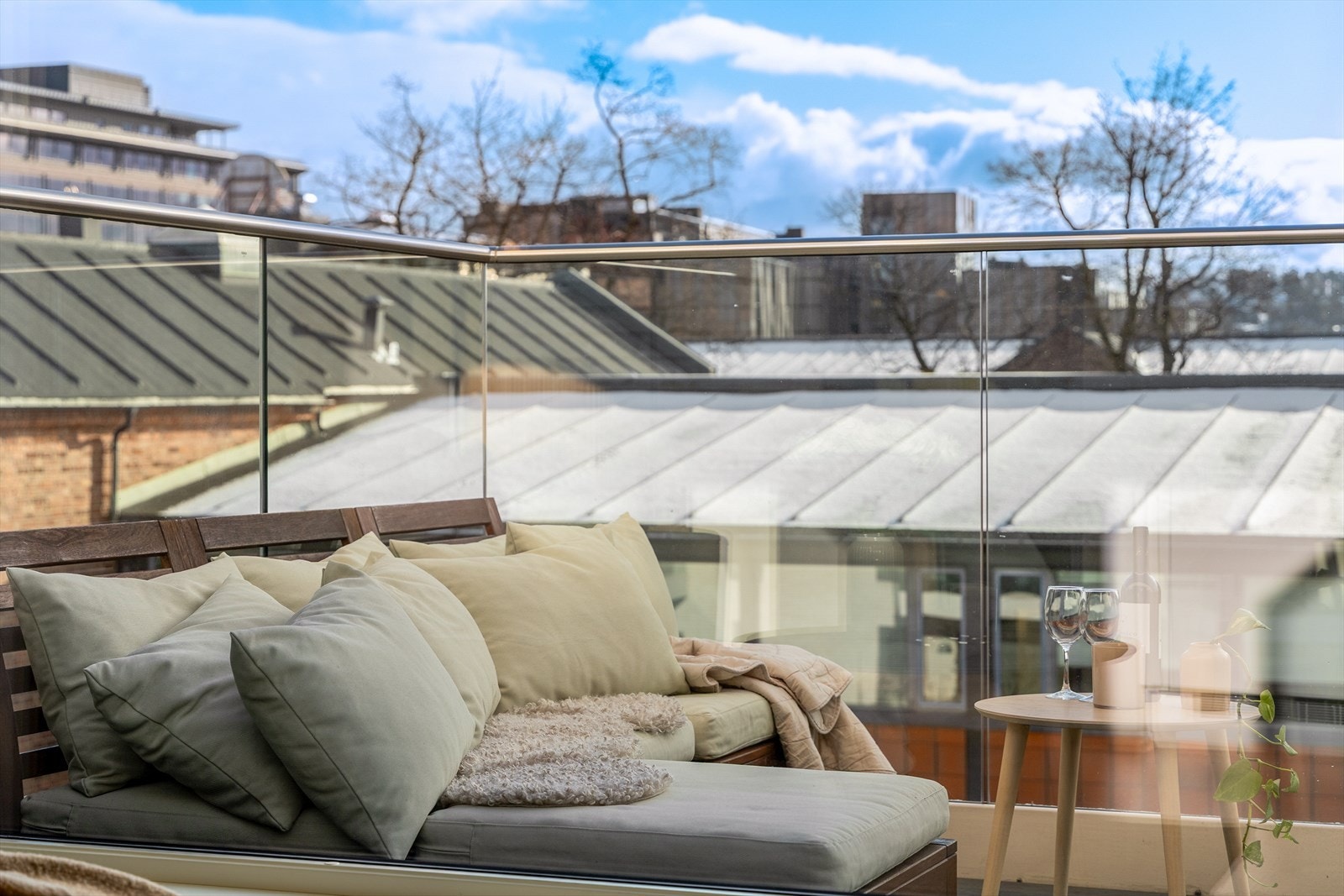 Rekkverket består av glass og metall, med god høyde på 1,3m Galleribilde