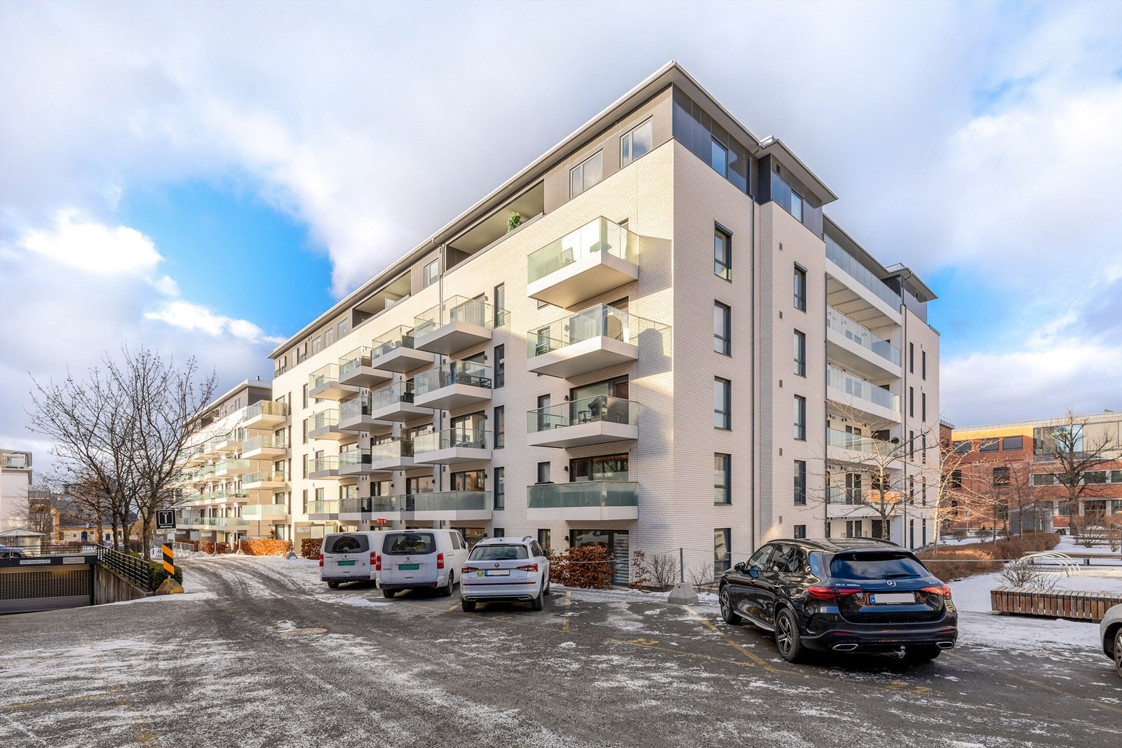 Sameiet Grenselunden består av 149 boligseksjoner, samt én næringsseksjon, fordelt på tre bygg, og er svært veldrevet Galleribilde