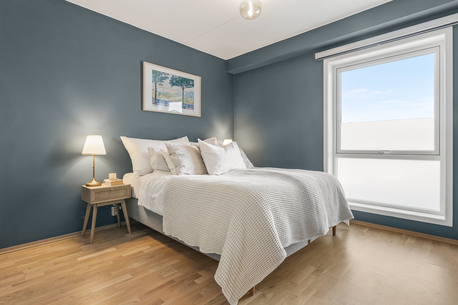 Rommet har plass til dobbeltseng og er utstyrt med vinduer fra NorDan Galleribilde