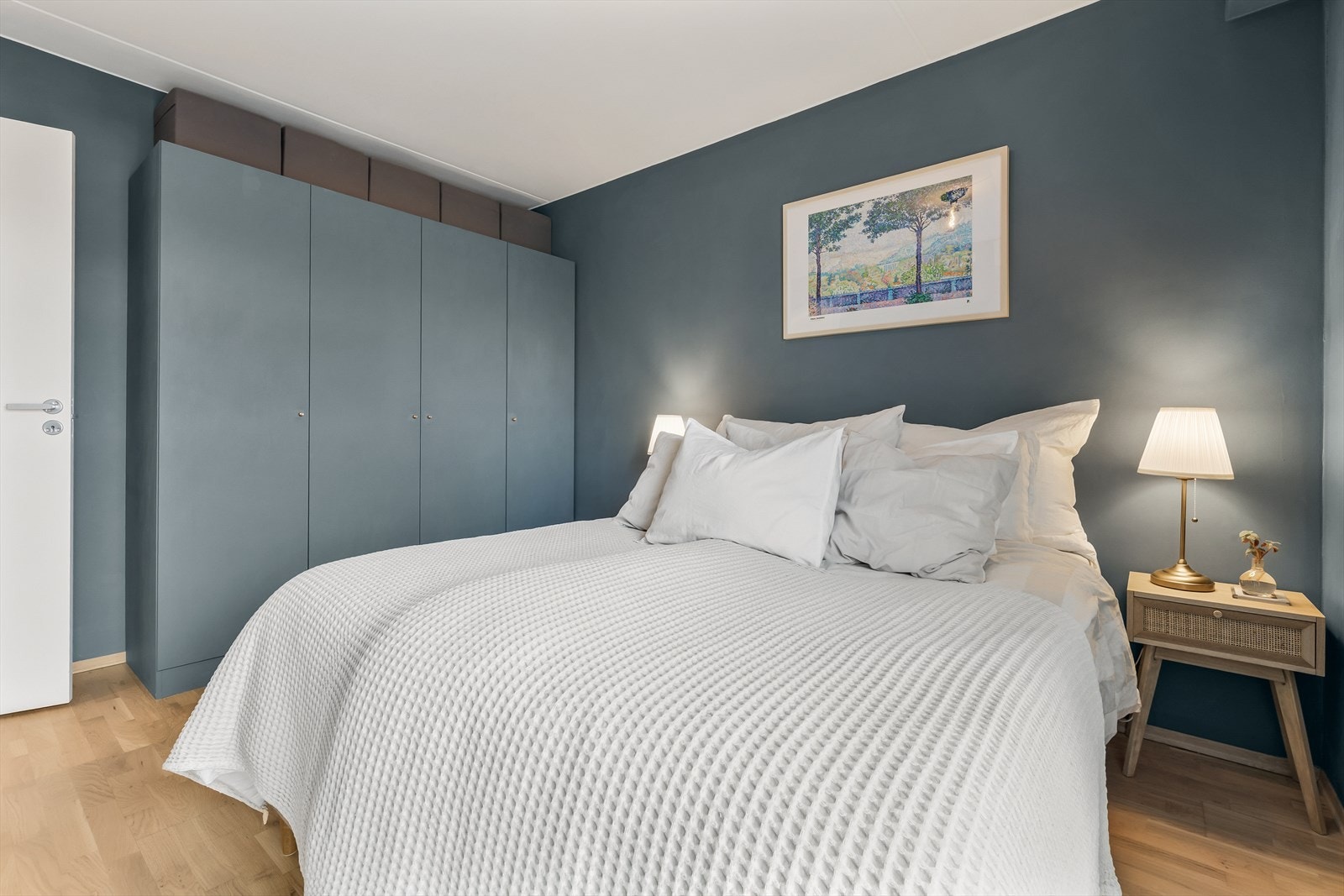 Soverommet ble malt i 2021, og har godt med lagringsplass i garderobeskapet Galleribilde