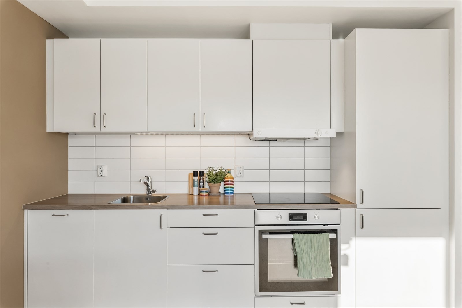 Alle hvitevarer er integrerte, inkludert stekeovn, platetopp, oppvaskmaskin og kjøl/frys Galleribilde