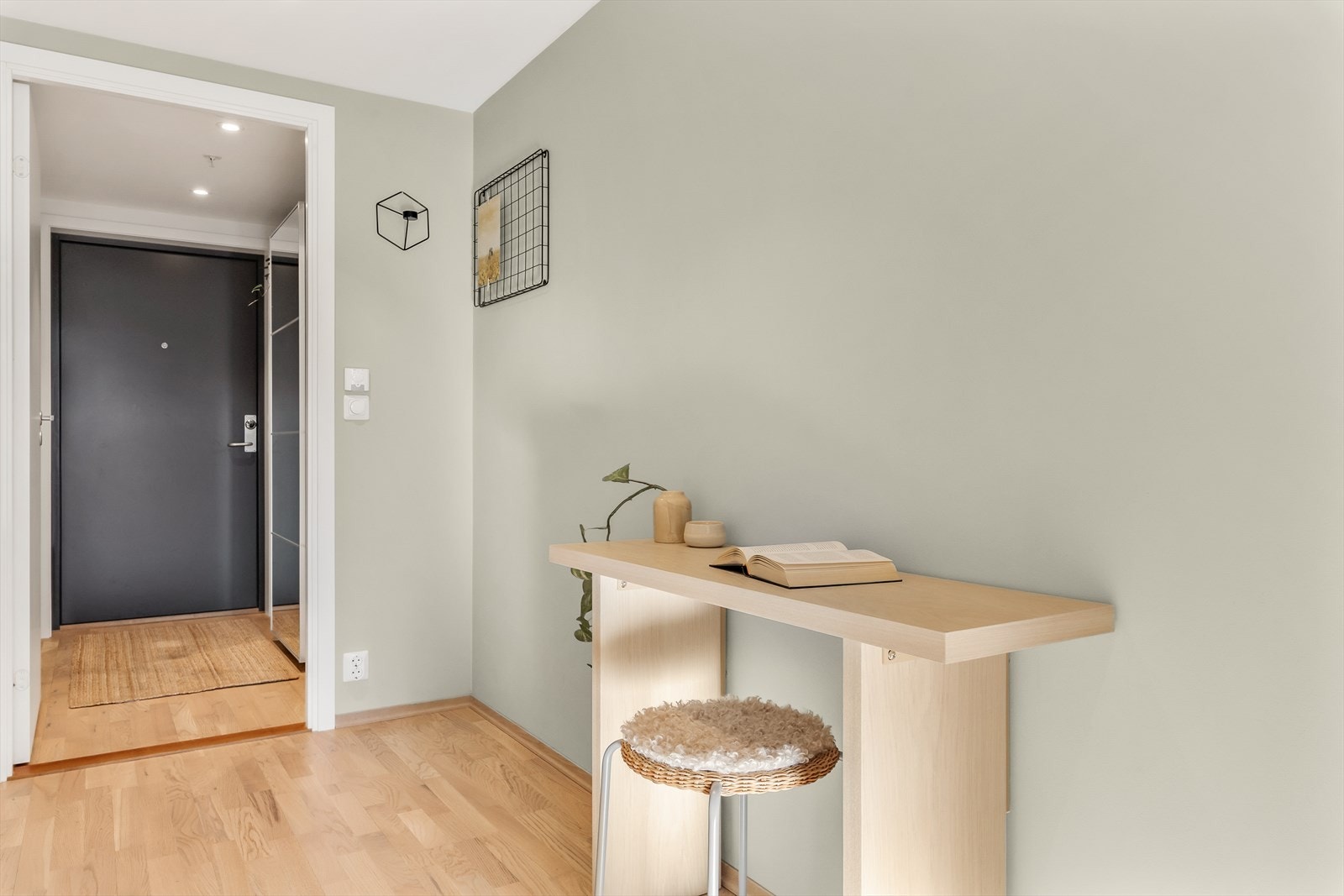 Den åpne gangen gir rom for en liten arbeidsplass eller ekstra oppbevaring Galleribilde