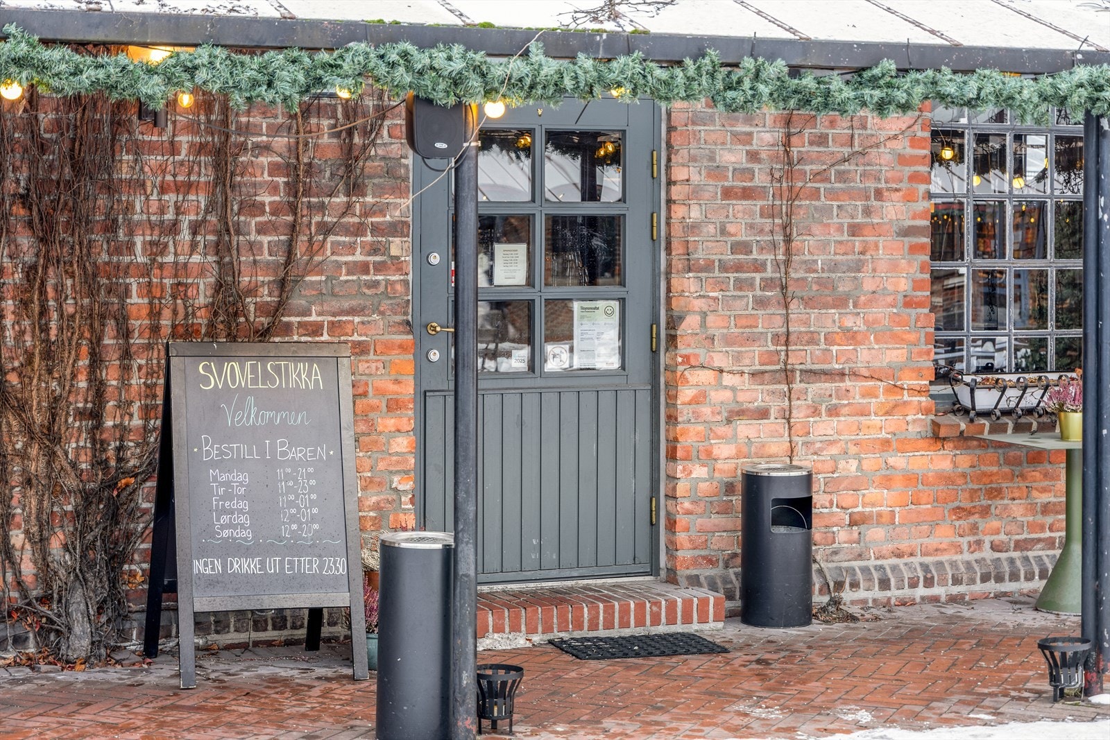 Fyrstikktorget byr også på flere serveringssteder og apotek Galleribilde