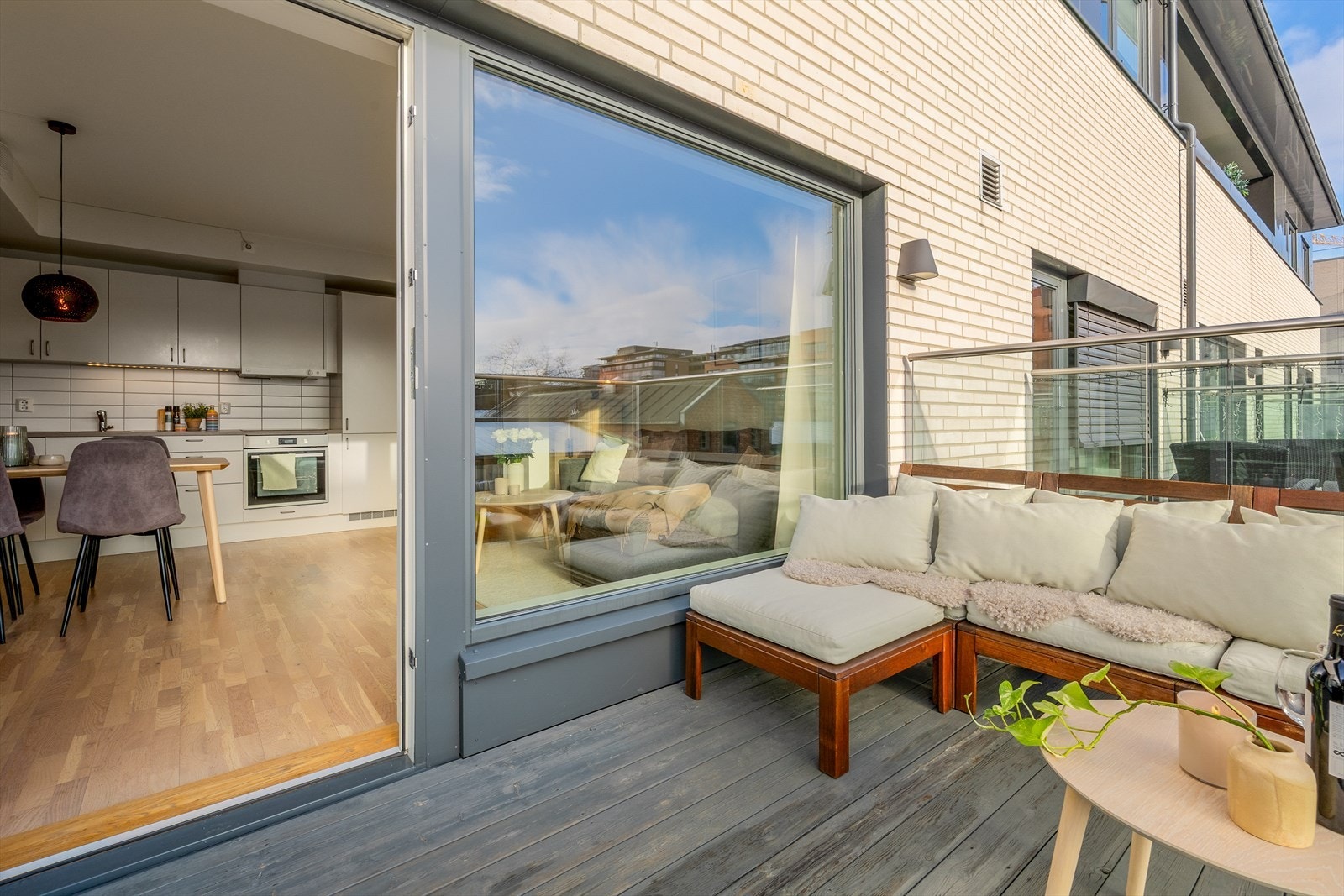 Balkonggulvet er kledd med terrassebord, og utebelysning er installert Galleribilde