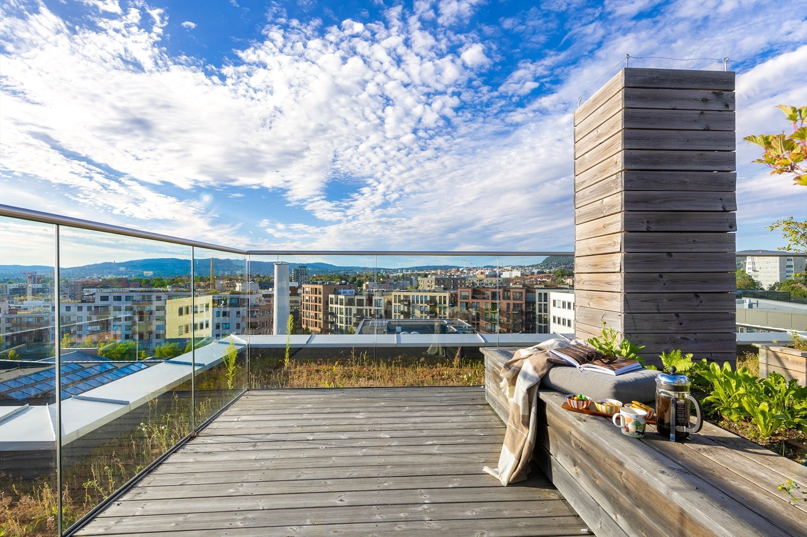 Sommerbildene er tatt fra et tidligere salg og er ment å illustrere typisk utsikt og sommerstemning. Leiligheten har tilgang til en tilsvarende takterrasse i eget bygg, som kan avvike noe fra bildene Galleribilde