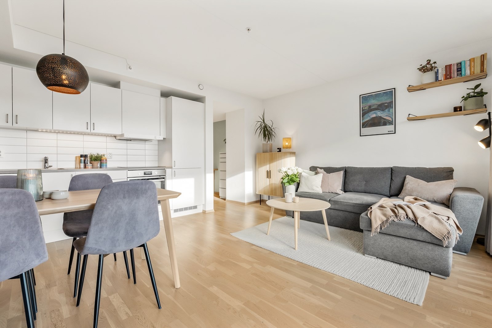 For ekstra trygghet er kjøkkenet utstyrt med komfyrvakt og automatisk lekkasjestopper Galleribilde