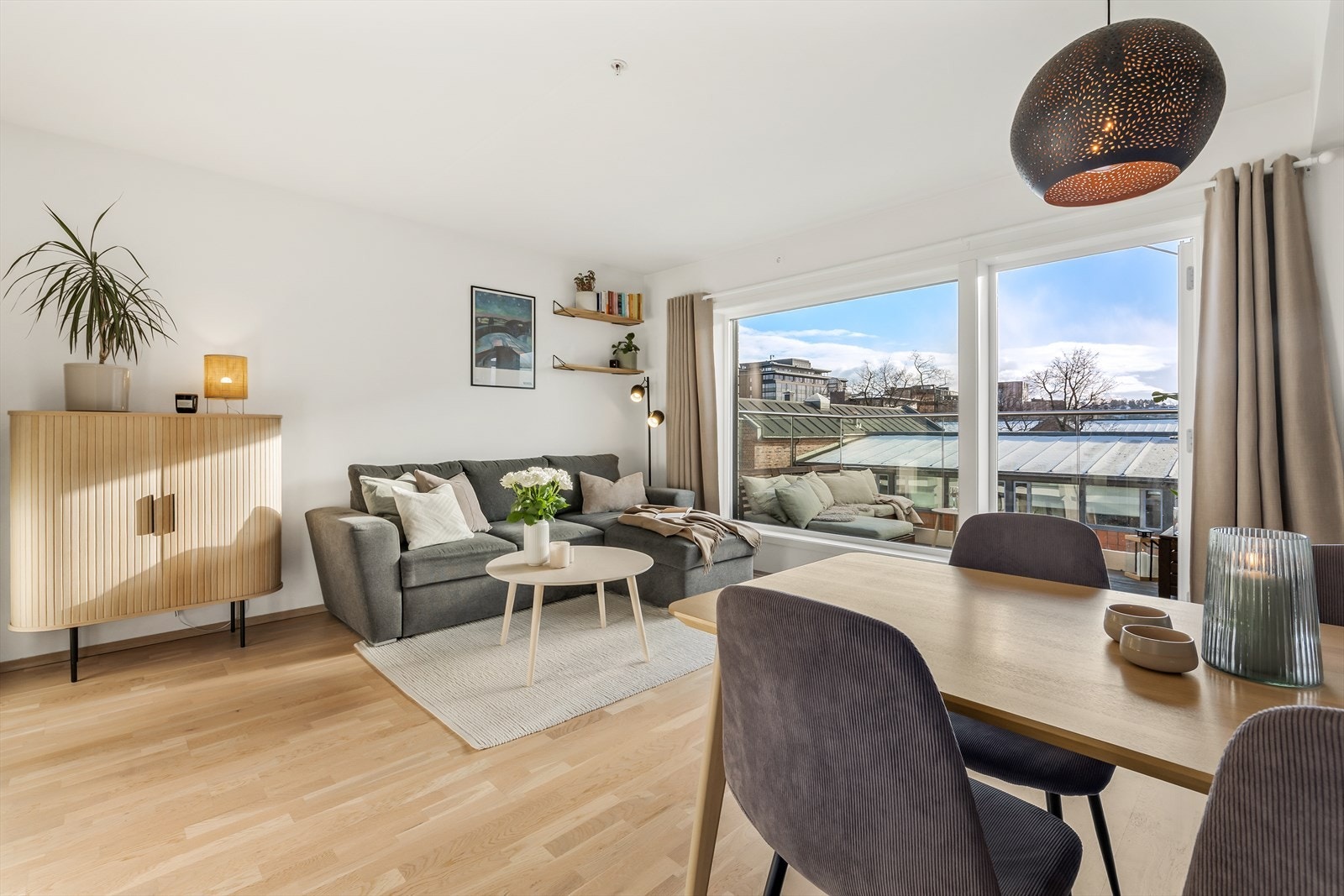 Stuen har god plass til både en sofagruppe og et spisebord Galleribilde