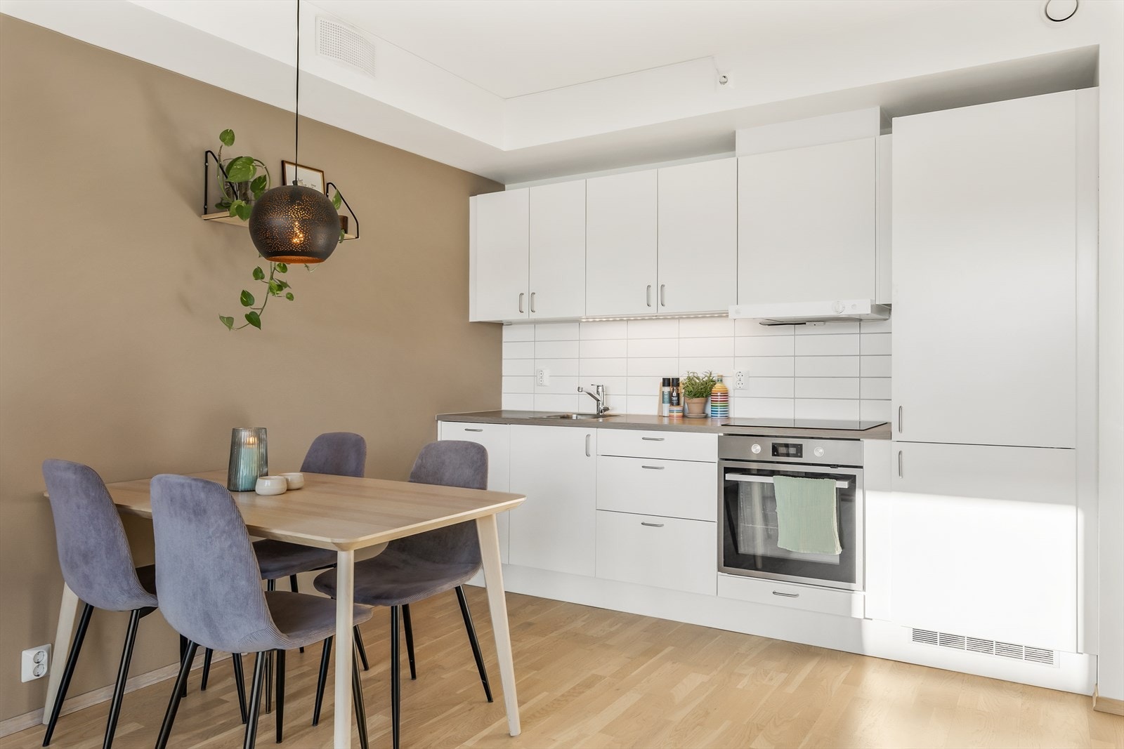 Kjøkkeninnredningen fra Norema og er svært arealeffektiv! Slette, lakkerte fronter og laminatbenkeplate med integrerte hvitevarer Galleribilde