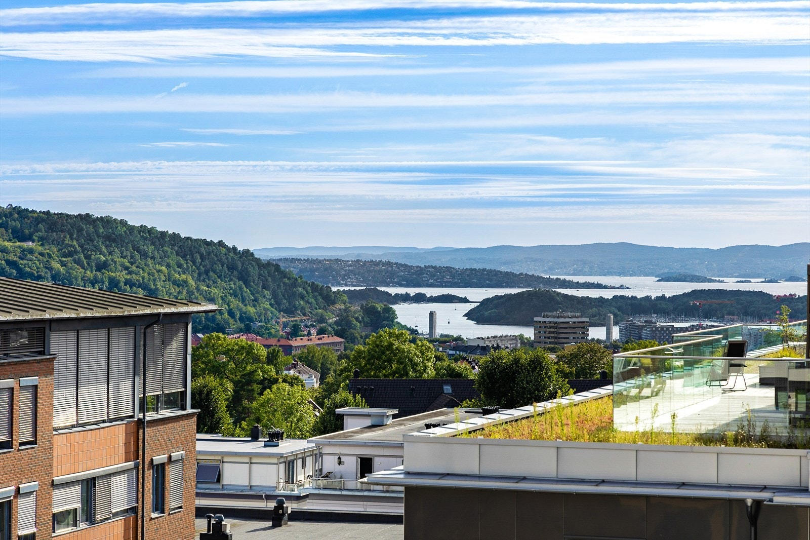 Sommerbildene er tatt fra et tidligere salg og er ment å illustrere typisk utsikt og sommerstemning. Leiligheten har tilgang til en tilsvarende takterrasse i eget bygg, som kan avvike noe fra bildene Galleribilde