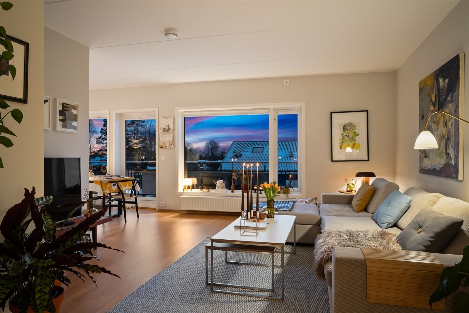 Stue og spisestue i åpen løsning med utgang til balkong Galleribilde