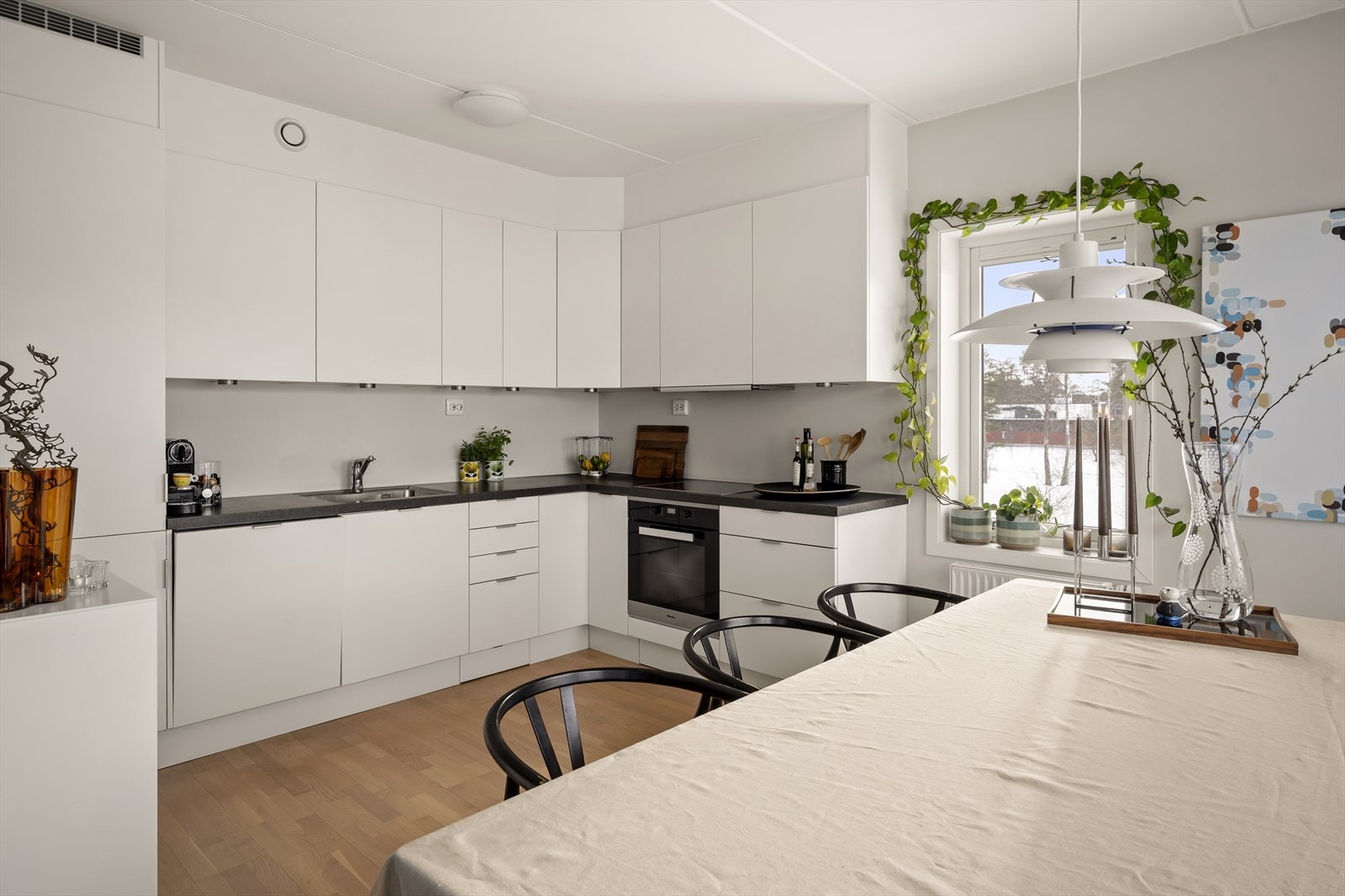 Kjøkkenet ble oppgradert med beste pakke av Miele ovn, platetopp og oppvaskmaskin Galleribilde