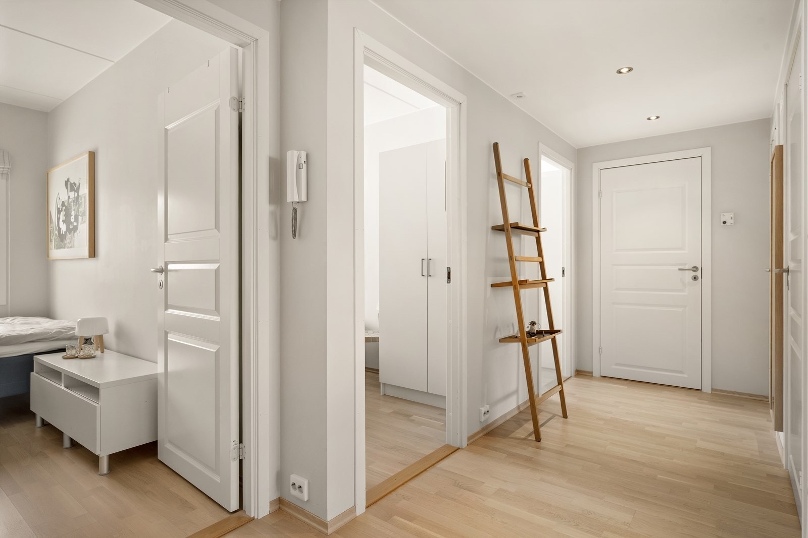 Praktisk med alle soverommene og bad/wc i egen fløy og rask tilgang til romslig bod i enden av gangen Galleribilde